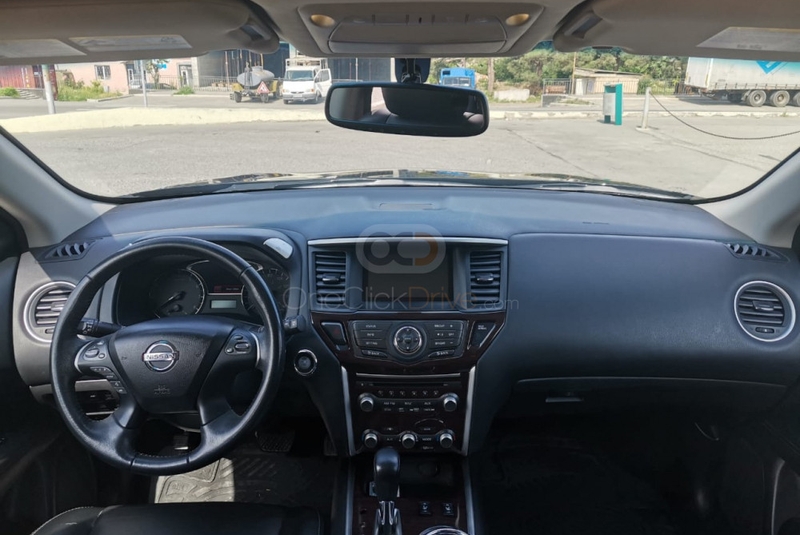 Black Nissan Pathfinder 2015